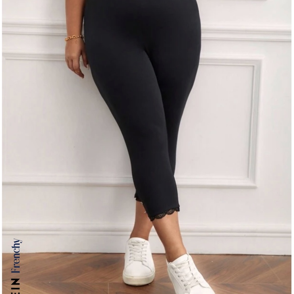 NWT Cropped black legging with lace edge